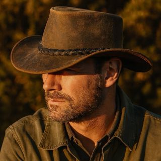 🌵 Outback volá. Žádné kompromisy. Jen kůže, prach cest a klobouk, který to všechno vydrží. Scippis není módní doplněk. Je...